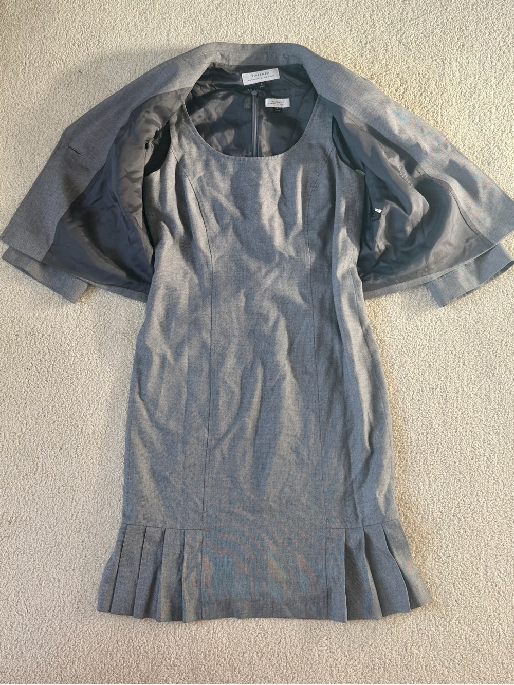 Tahari Women’s Formal Gray 2 Piece Blazer & Dress Set Size 6 - Picture 3 of 3
